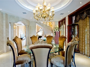 欧式风格线角变化丰富，家具及灯饰都略显欧式特色并有